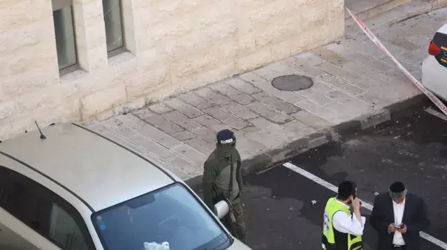 זירת הפיגוע בבית הכסת בירושלים ברחוב שמואל אגסי, נובמבר 2014 זירת הפיגוע בבית הכסת בירושלים ברחוב שמואל אגסי, נובמבר 2014