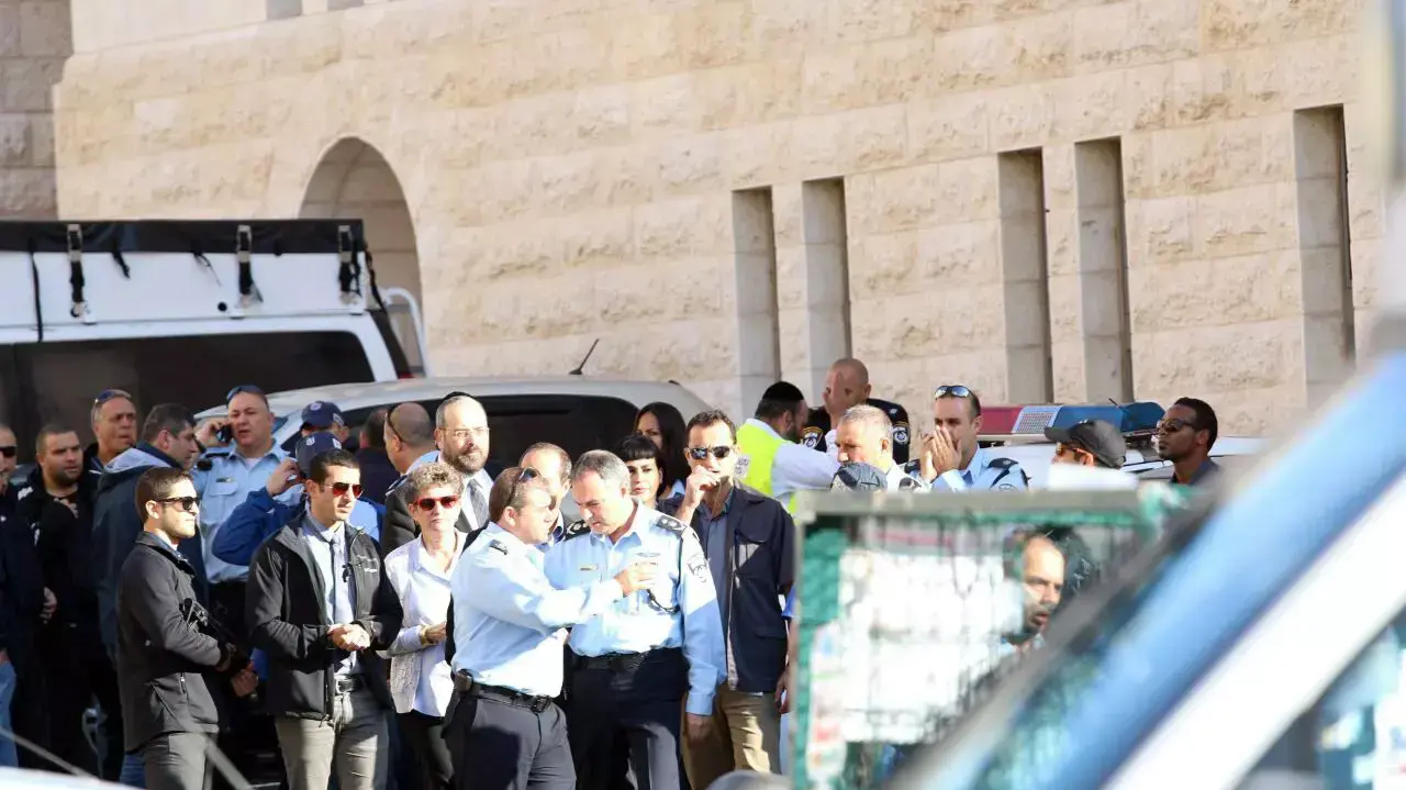 מפכ"ל המשטרה ומפקד מחוז ירושלים בזירת הפיגוע בבית הכנסת בירושלים ברחוב שמואל אגסי, נובמבר 2014 מפכ"ל המשטרה ומפקד מחוז ירושלים בזירת הפיגוע בבית הכנסת בירושלים ברחוב שמואל אגסי, נובמבר 2014