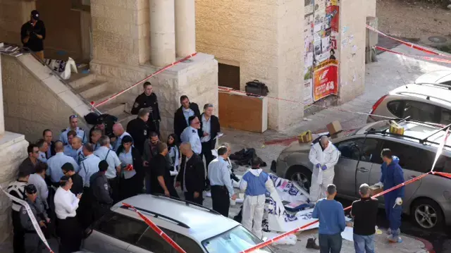 זירת הפיגוע בבית הכנסת בירושלים ברחוב שמואל אגסי, נובמבר 2014 זירת הפיגוע בבית הכנסת בירושלים ברחוב שמואל אגסי, נובמבר 2014