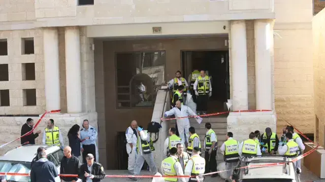 זירת הפיגוע בבית הכנסת בירושלים ברחוב שמואל אגסי, נובמבר 2014 זירת הפיגוע בבית הכנסת בירושלים ברחוב שמואל אגסי, נובמבר 2014