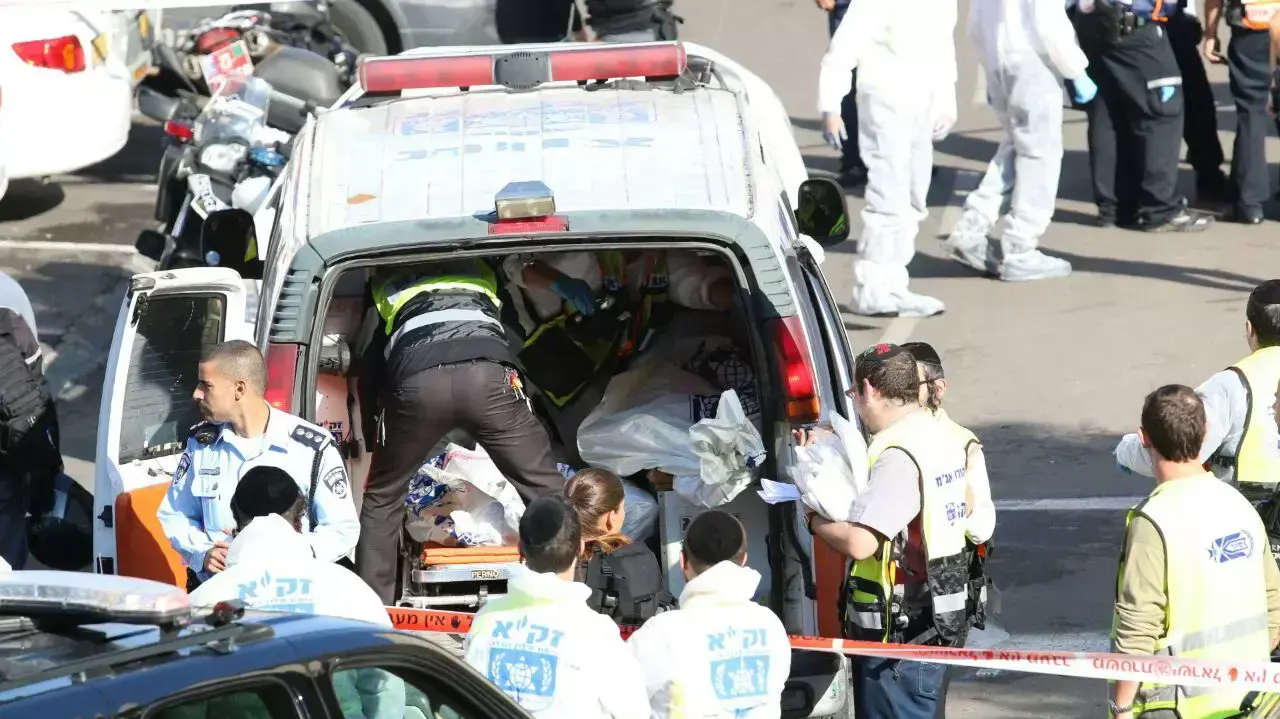זירת הפיגוע בבית הכנסת בירושלים ברחוב שמואל אגסי, נובמבר 2014 זירת הפיגוע בבית הכנסת בירושלים ברחוב שמואל אגסי, נובמבר 2014