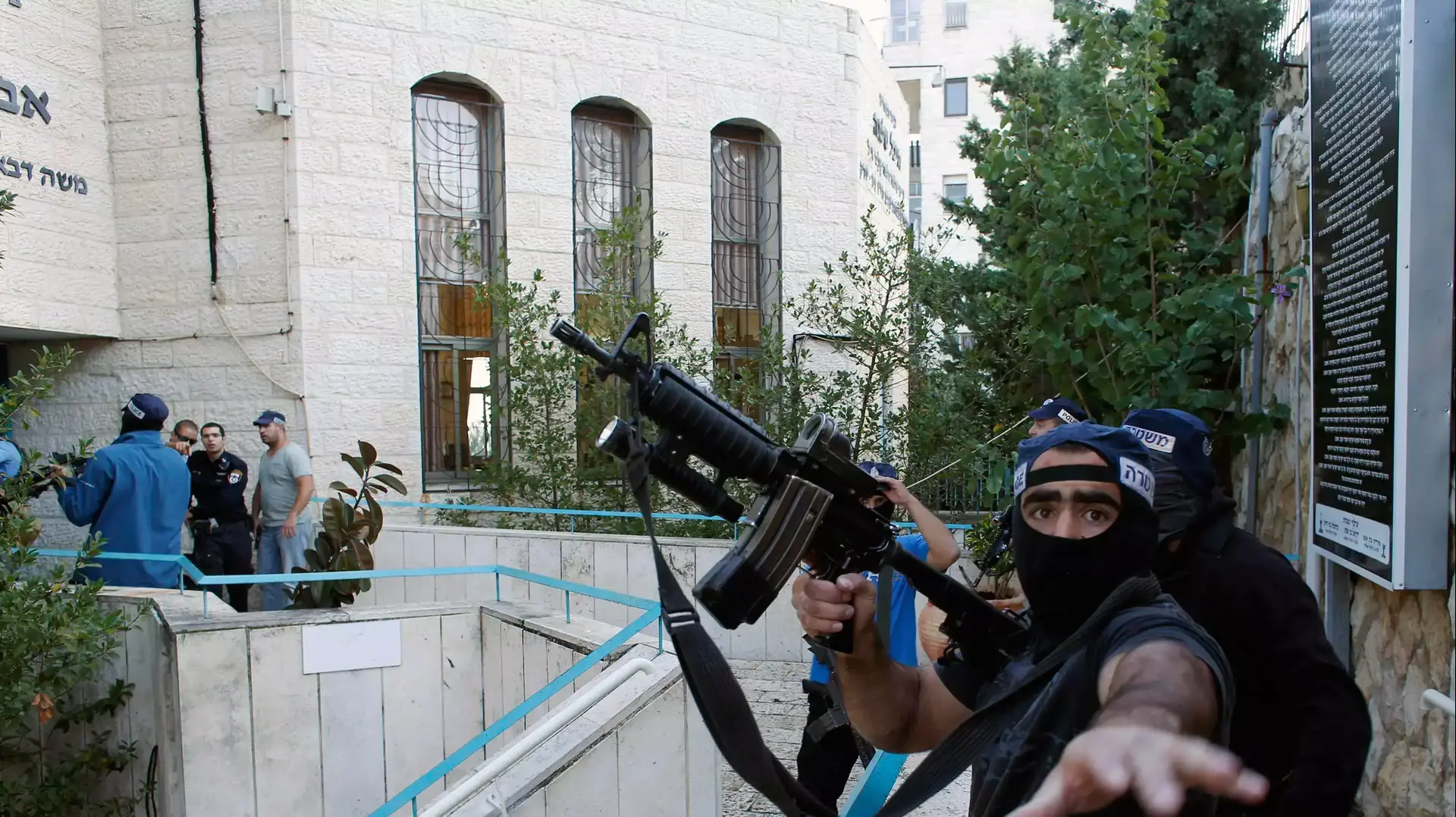כוחות הביטחון בזירת פיגוע בשכונת הר נוף - ירושלים 18 בנובמבר 2014 כוחות הביטחון בזירת פיגוע בשכונת הר נוף - ירושלים 18 בנובמבר 2014