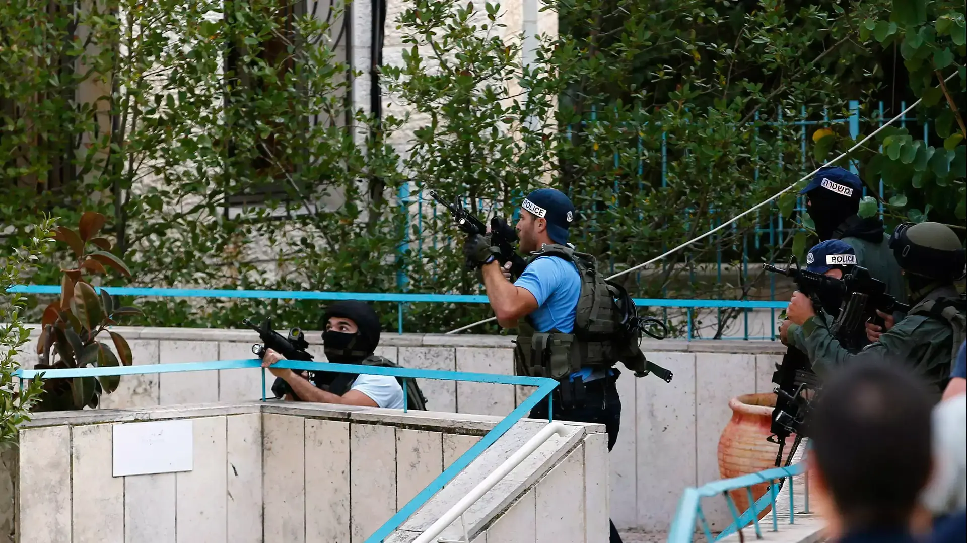 כוחות הביטחון בזירת פיגוע בשכונת הר נוף - ירושלים 18 בנובמבר 2014 כוחות הביטחון בזירת פיגוע בשכונת הר נוף - ירושלים 18 בנובמבר 2014