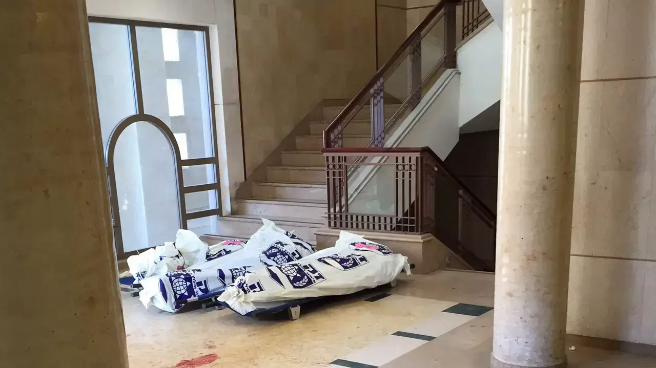 זירת הפיגוע בבית הכנסת בירושלים ברחוב שמואל אגסי, נובמבר 2014 זירת הפיגוע בבית הכנסת בירושלים ברחוב שמואל אגסי, נובמבר 2014