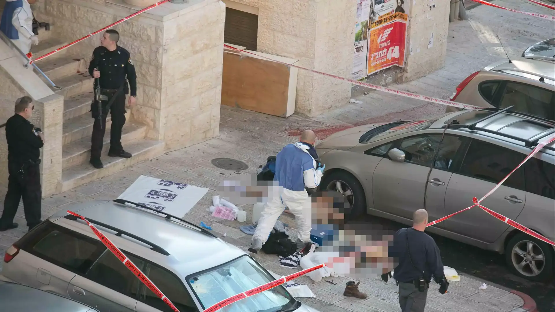 זירת הפיגוע בבית הכנסת בירושלים ברחוב שמואל אגסי, נובמבר 2014 זירת הפיגוע בבית הכנסת בירושלים ברחוב שמואל אגסי, נובמבר 2014
