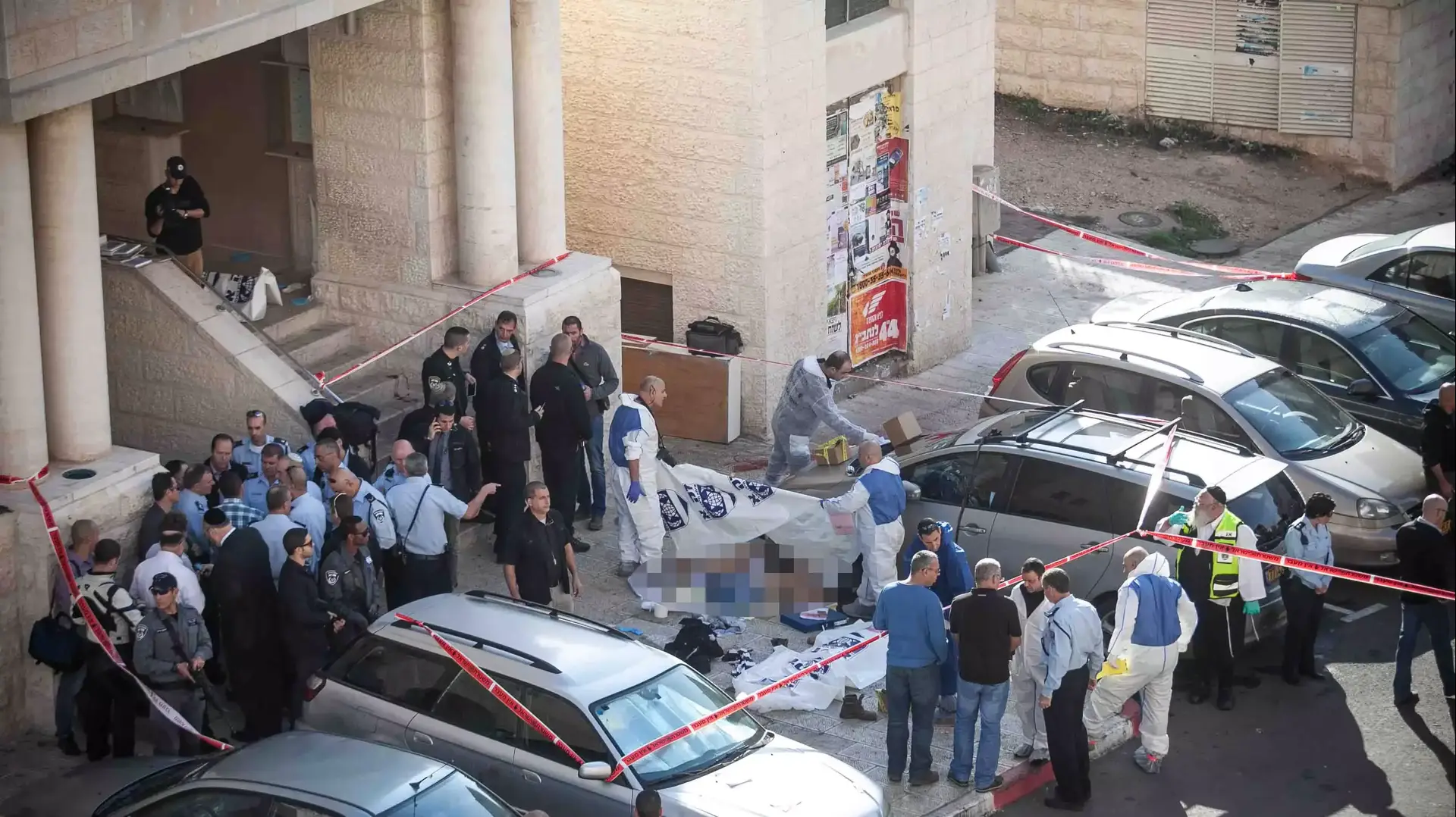 זירת הפיגוע בבית הכנסת בירושלים ברחוב שמואל אגסי, נובמבר 2014 זירת הפיגוע בבית הכנסת בירושלים ברחוב שמואל אגסי, נובמבר 2014