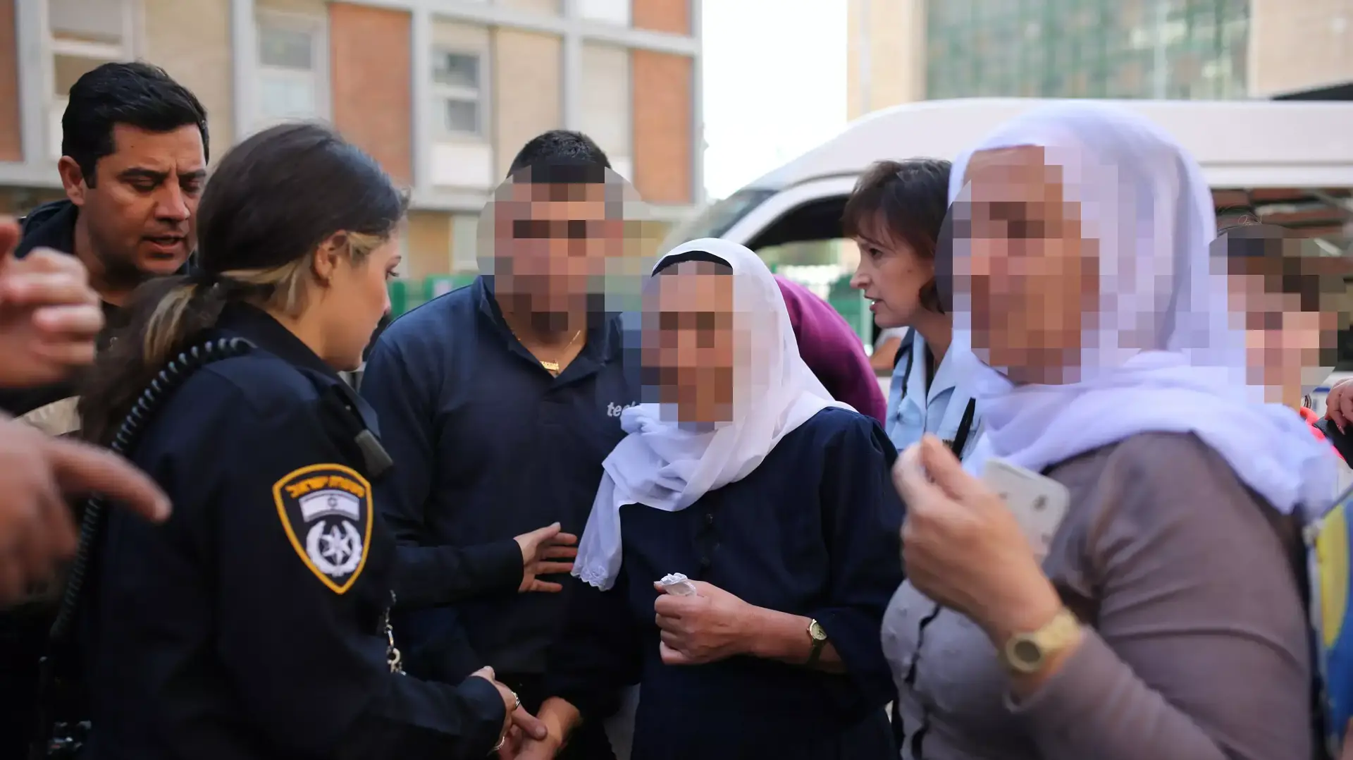 משפחתו של השוטר הפצוע מהפיגוע בבית הכנסת בירושלים מגיעה לבית החולים הדסה עין כרם, נובמבר 2014 משפחתו של השוטר הפצוע מהפיגוע בבית הכנסת בירושלים מגיעה לבית החולים הדסה עין כרם, נובמבר 2014
