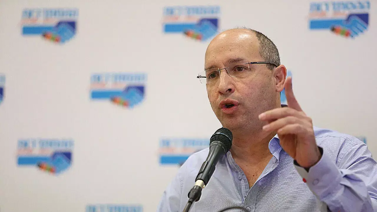 יו"ר ההסתדרות אבי ניסנקורן בהכרזה על סכסוך עבודה כולל במשק, בית ההסתדרות. נובמבר 2014 יו"ר ההסתדרות אבי ניסנקורן בהכרזה על סכסוך עבודה כולל במשק, בית ההסתדרות. נובמבר 2014