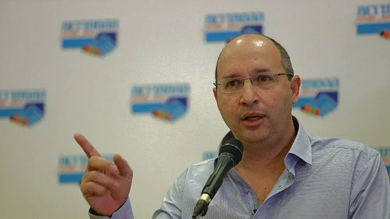 יו"ר ההסתדרות אבי ניסנקורן בהכרזה על סכסוך עבודה כולל במשק, בית ההסתדרות. נובמבר 2014 יו"ר ההסתדרות אבי ניסנקורן בהכרזה על סכסוך עבודה כולל במשק, בית ההסתדרות. נובמבר 2014