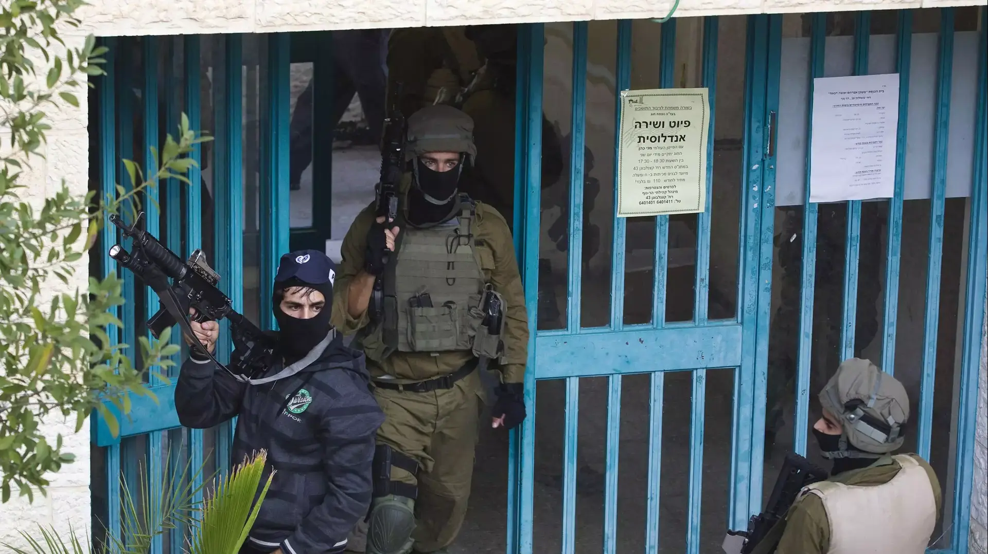 שוטרים וחיילים בזירת הפיגוע בבית הכנסת בירושלים, נובמבר 2014 שוטרים וחיילים בזירת הפיגוע בבית הכנסת בירושלים, נובמבר 2014