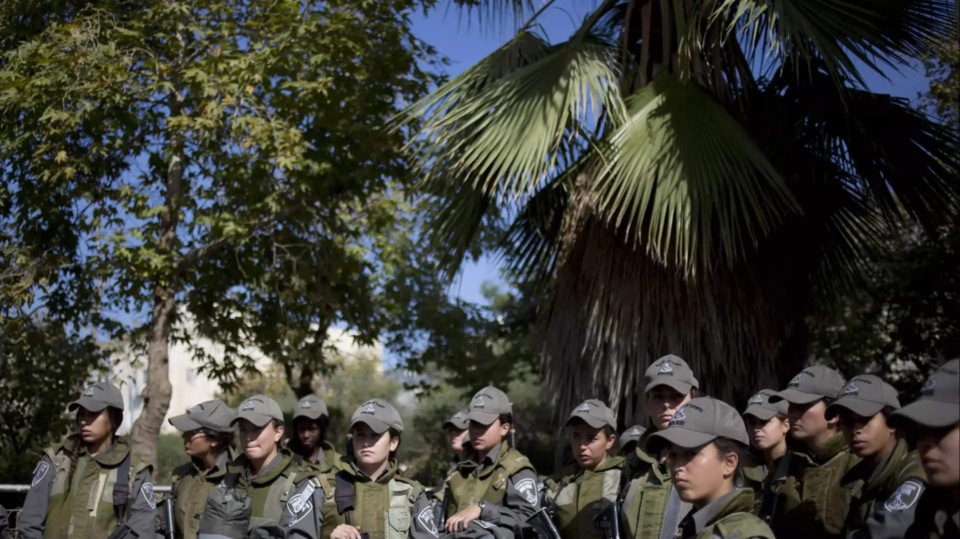 שוטרות מג"ב ליד זירת הפיגוע בבית הכנסת בירושלים, נובמבר 2014 שוטרות מג"ב ליד זירת הפיגוע בבית הכנסת בירושלים, נובמבר 2014