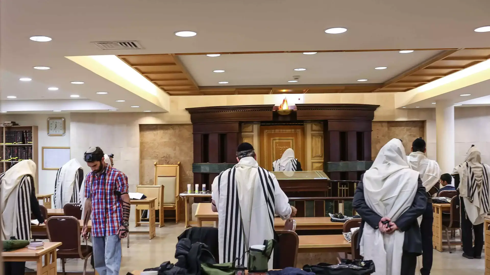מתפללים שחרית בבית הכנסת בו אירע הפיגוע בירושלים, נובמבר 2014 מתפללים שחרית בבית הכנסת בו אירע הפיגוע בירושלים, נובמבר 2014