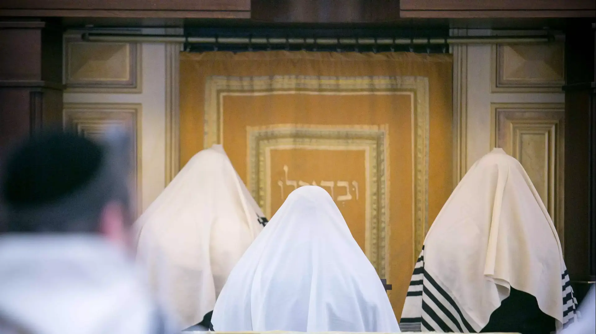 מתפללים שחרית בבית הכנסת בו אירע הפיגוע בירושלים, נובמבר 2014 מתפללים שחרית בבית הכנסת בו אירע הפיגוע בירושלים, נובמבר 2014