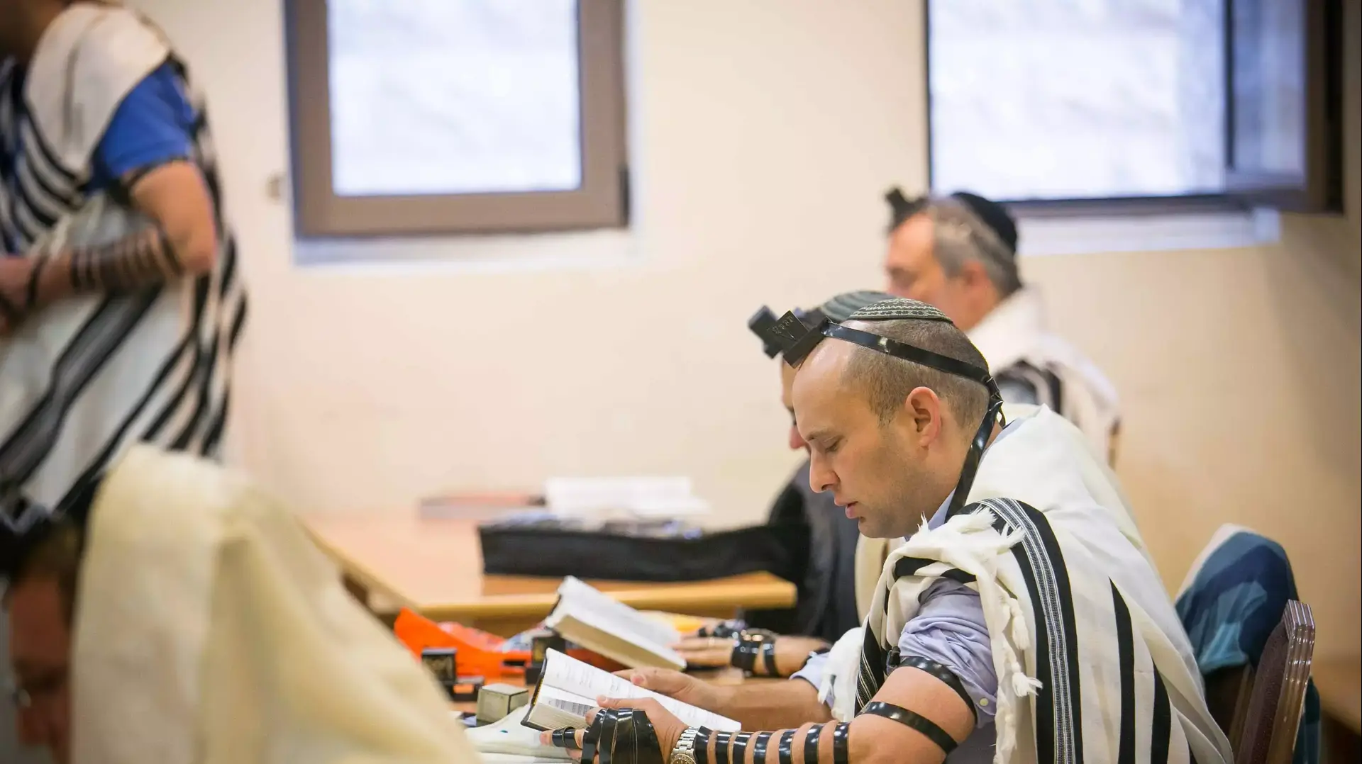 מתפללים שחרית בבית הכנסת בו אירע הפיגוע בירושלים, נובמבר 2014 מתפללים שחרית בבית הכנסת בו אירע הפיגוע בירושלים, נובמבר 2014