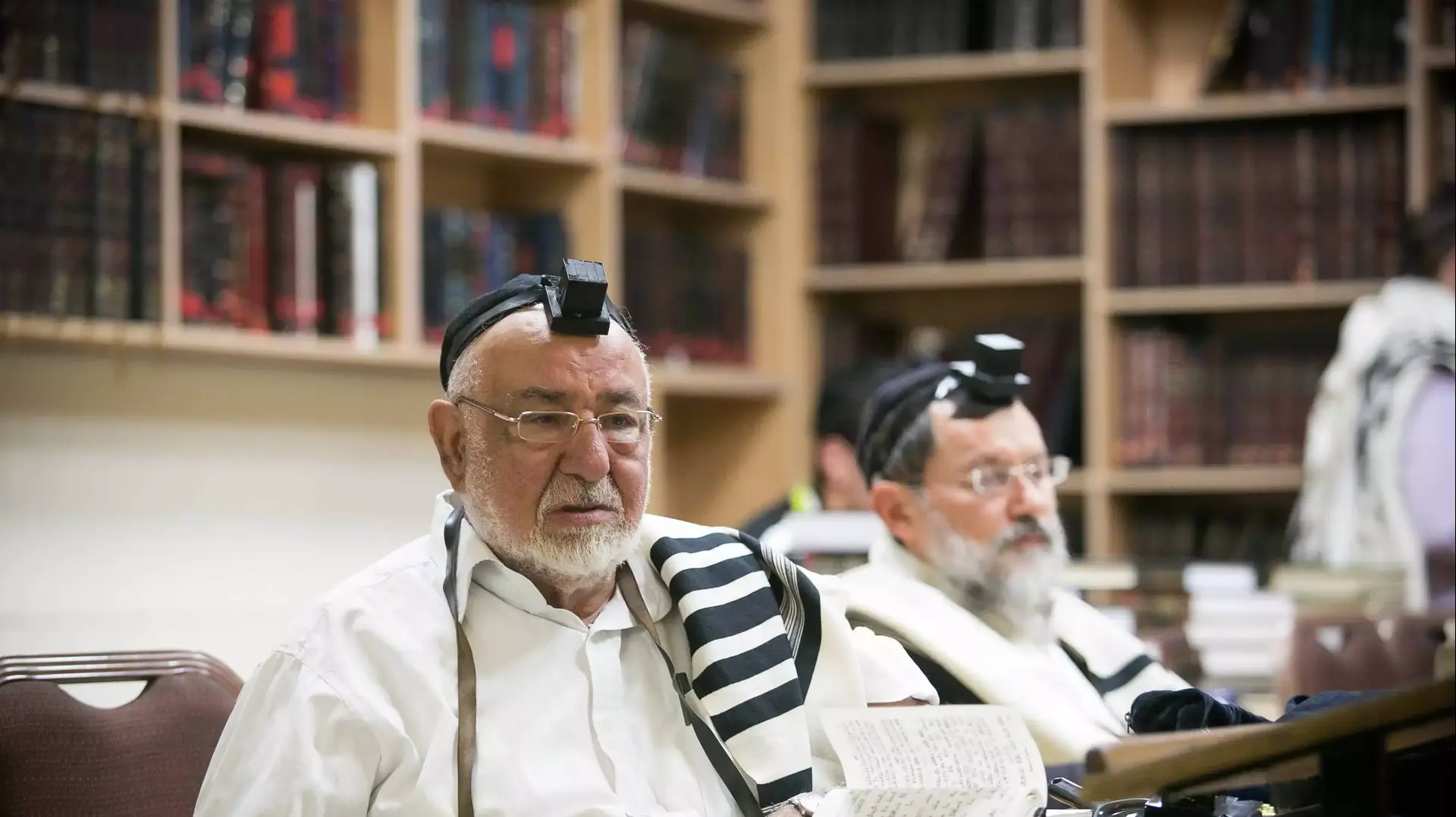 מתפללים שחרית בבית הכנסת בו אירע הפיגוע בירושלים, נובמבר 2014 מתפללים שחרית בבית הכנסת בו אירע הפיגוע בירושלים, נובמבר 2014