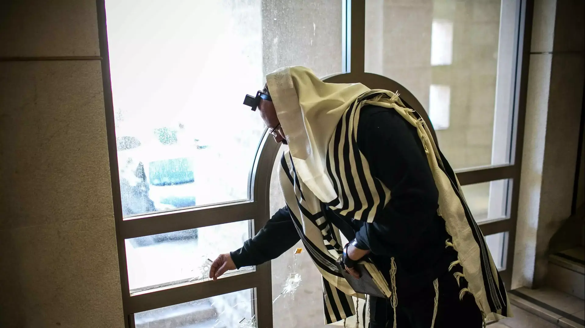 מתפללים שחרית בבית הכנסת בו אירע הפיגוע בירושלים, נובמבר 2014 מתפללים שחרית בבית הכנסת בו אירע הפיגוע בירושלים, נובמבר 2014