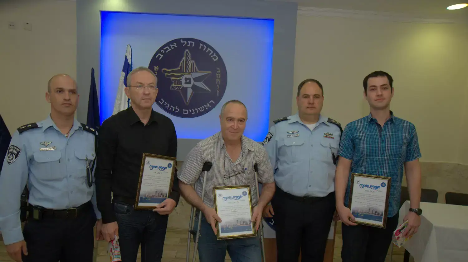 מפקד מחוז ת"א בנצי סאו מעניק צל"שים לאזרחים שהשתלטו על המחבל בפיגוע הדקירה בתחנת רכבת ההגנה, נובמבר 2014 מפקד מחוז ת"א בנצי סאו מעניק צל"שים לאזרחים שהשתלטו על המחבל בפיגוע הדקירה בתחנת רכבת ההגנה, נובמבר 2014