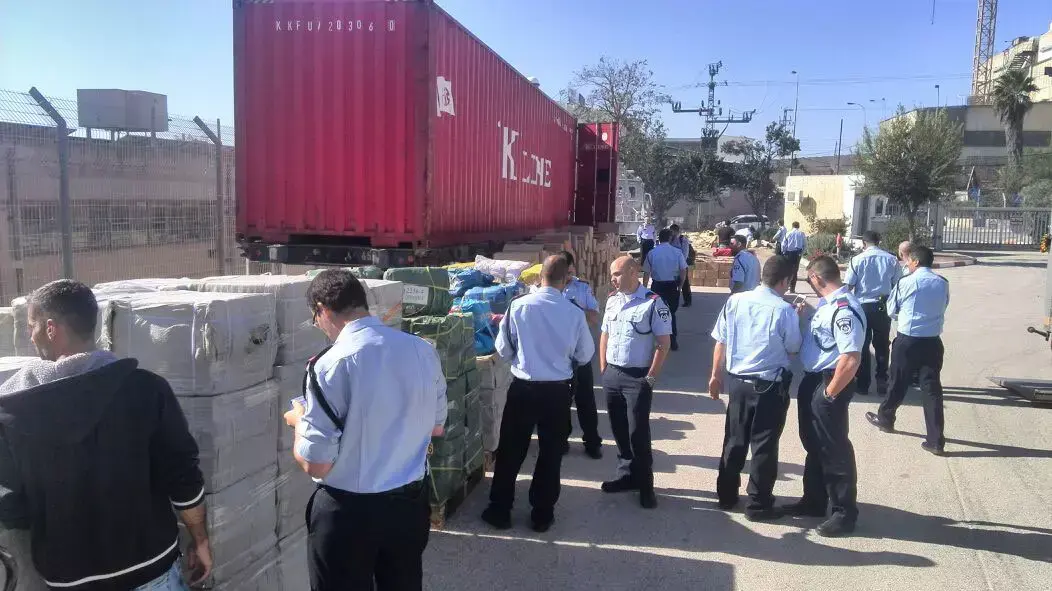 נתפסו שתי מכולות עם סכינים ,חרבות ,שוקרים חשמליים ונפצים בנמל אשדוד נתפסו שתי מכולות עם סכינים ,חרבות ,שוקרים חשמליים ונפצים בנמל אשדוד