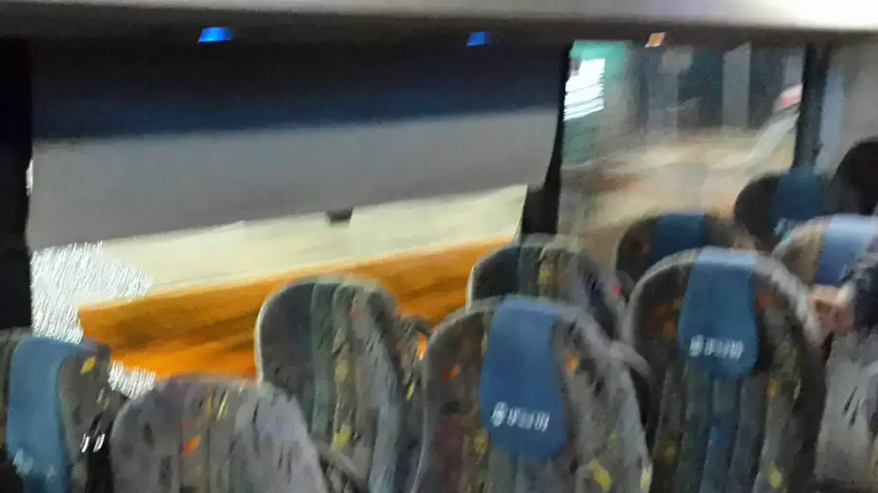 אבנים נזרקו לעבר אוטובוס בכניסה לערד 20 בנובמבר 2014 אבנים נזרקו לעבר אוטובוס בכניסה לערד 20 בנובמבר 2014