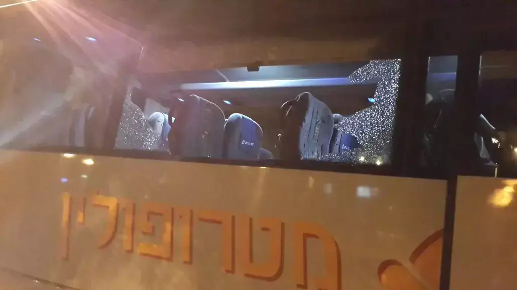 אבנים נזרקו לעבר אוטובוס בכניסה לערד 20 בנובמבר 2014 אבנים נזרקו לעבר אוטובוס בכניסה לערד 20 בנובמבר 2014