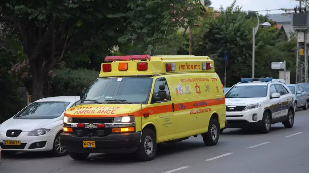 אמבולנס מפנה פעוט שטבע בבריכה בחולון, נובמבר 2014