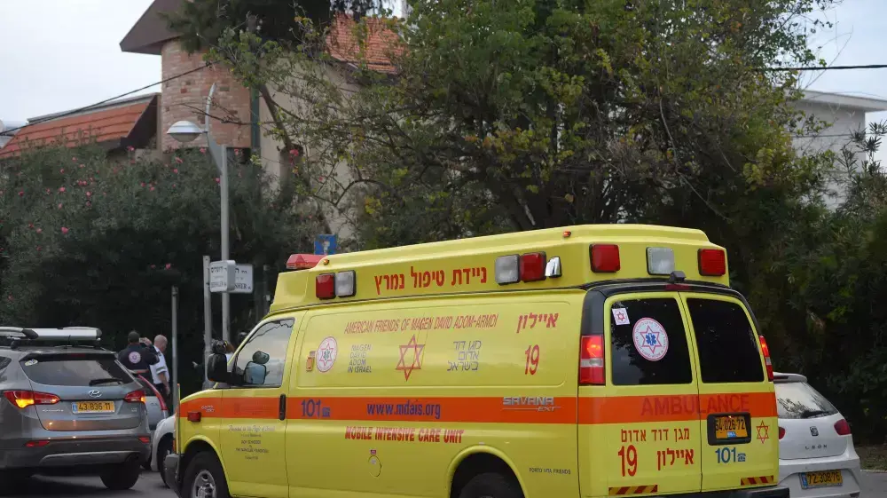 אמבולנס מפנה פעוט שטבע בבריכה בחולון, נובמבר 2014