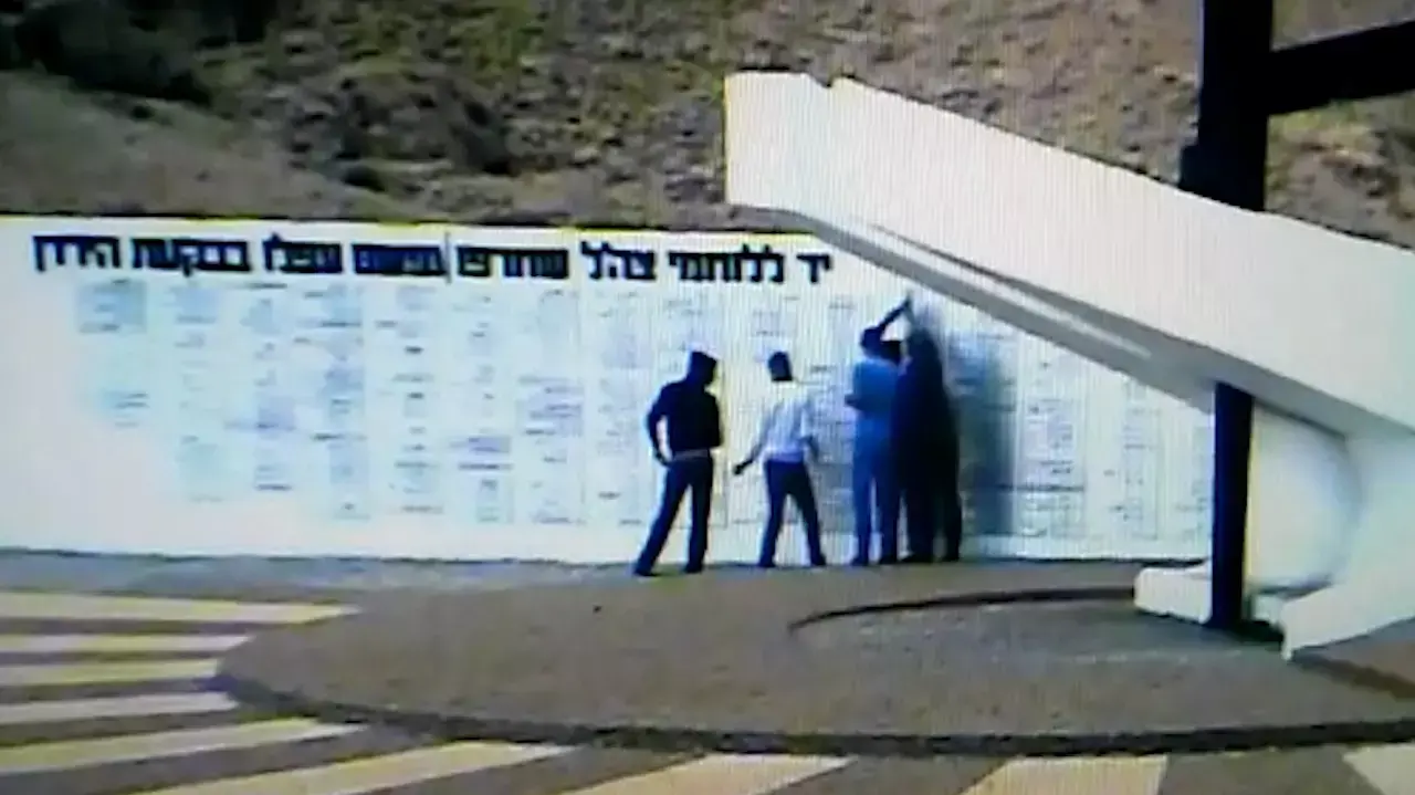 תיעוד: פלסטינים משחיתים אנדרטה לזכר חיילי צה"ל