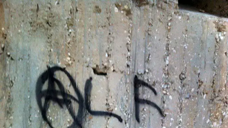 כתובת גרפיטי נגד אכילת בשר באנדרטה לזכר הנופלים מגדוד 52 של גבעתי במלחמת השחרור בחולון כתובת גרפיטי נגד אכילת בשר באנדרטה לזכר הנופלים מגדוד 52 של גבעתי במלחמת השחרור בחולון