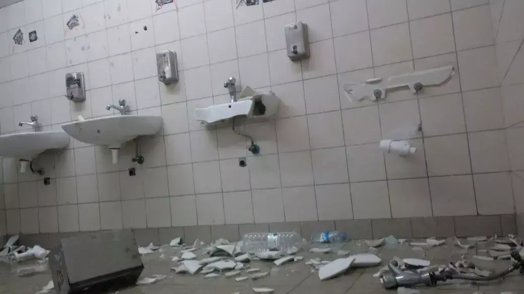 נזק בשירותים ביציע אוהדי בית"ר ירושלים באצטדיון דוחא במשחק מול בני סכנין