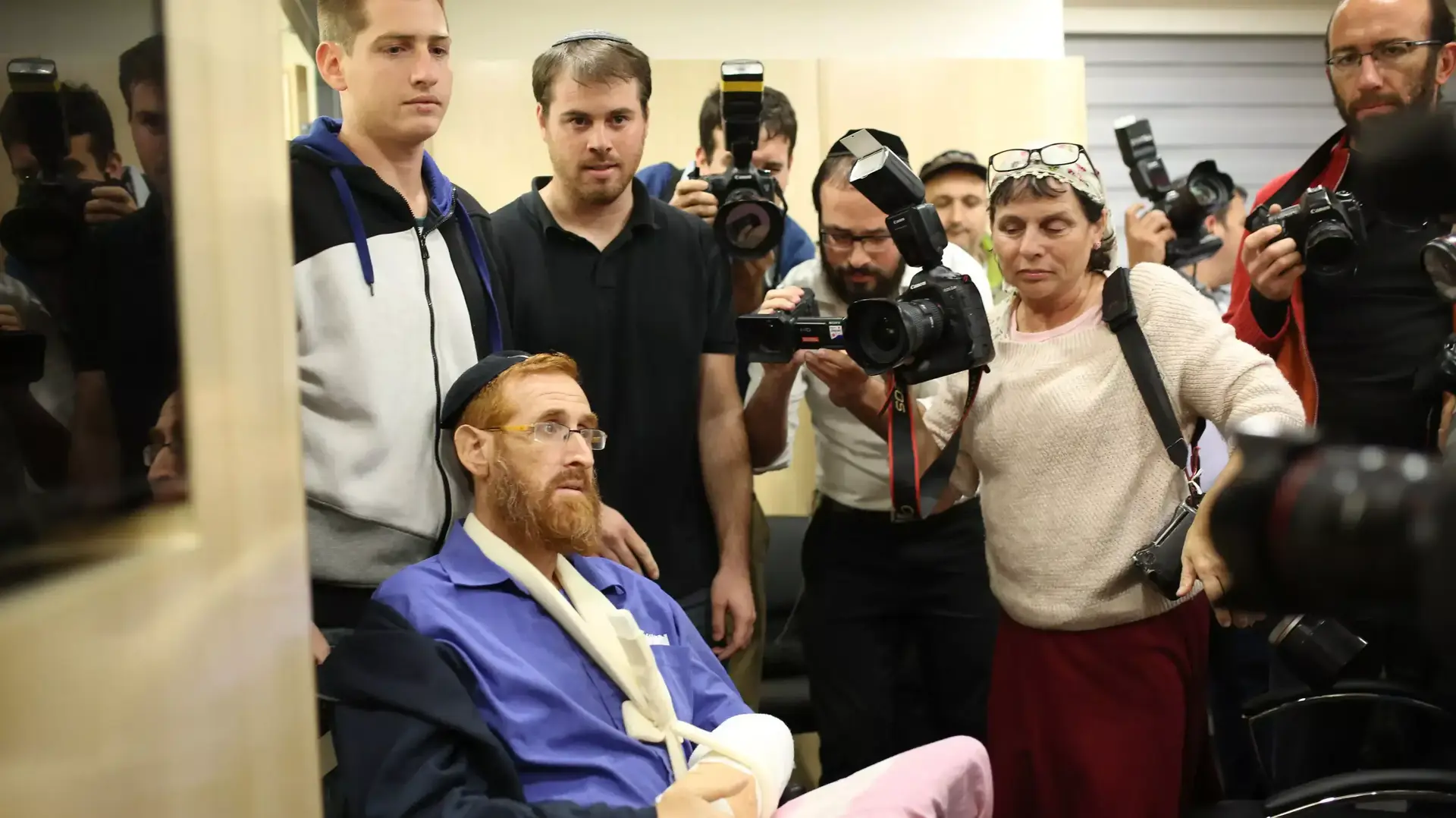 יהודה גליק משתחרר מבית החולים שערי צדק, נובמבר 2014 יהודה גליק משתחרר מבית החולים שערי צדק, נובמבר 2014