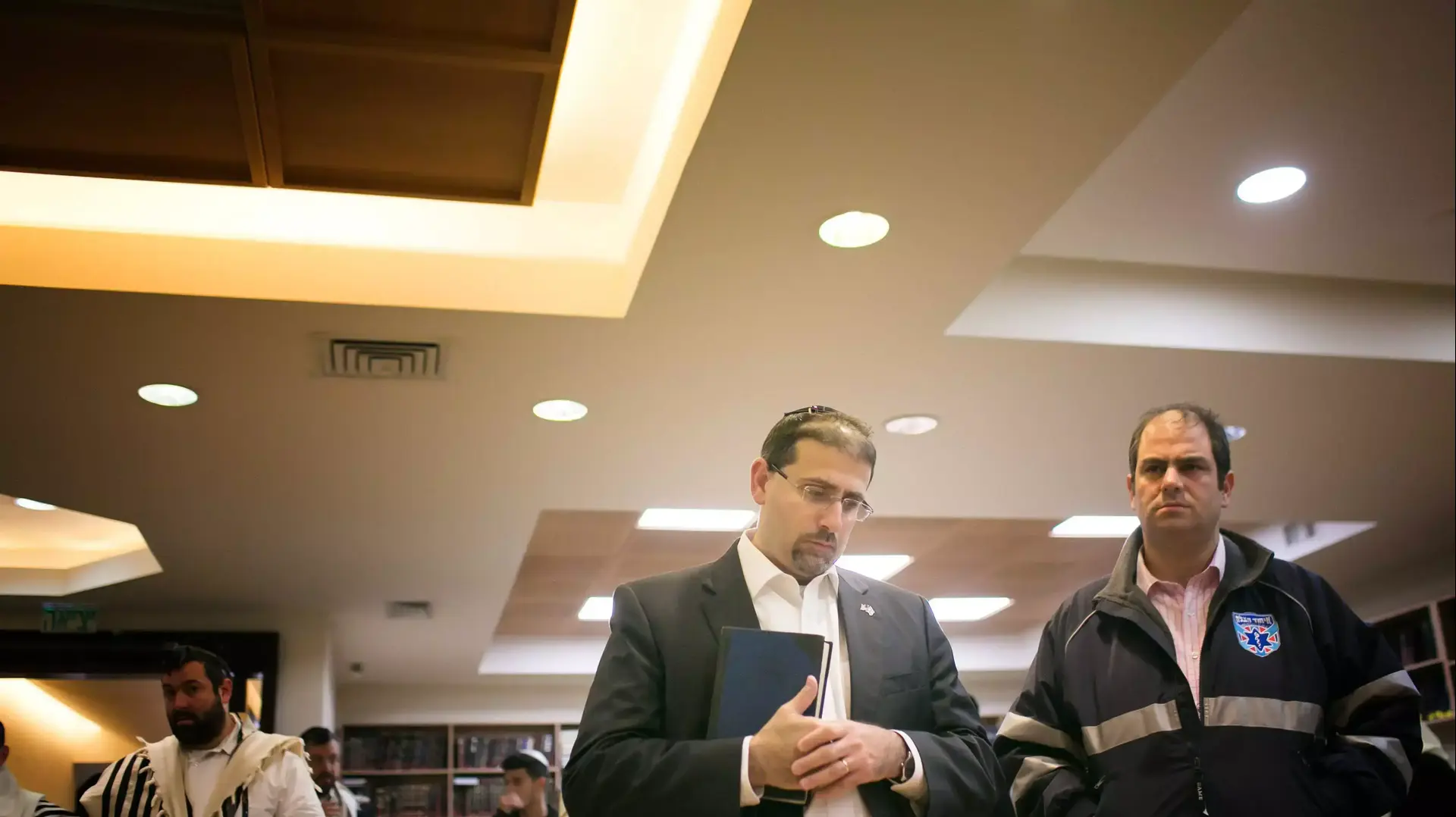 שגריר ארה"ב דניאל שפירו בבית הכנסת בשכונת הר נוף בירושלים שבוע אחרי הפיגוע, נובמבר 2014 שגריר ארה"ב דניאל שפירו בבית הכנסת בשכונת הר נוף בירושלים שבוע אחרי הפיגוע, נובמבר 2014