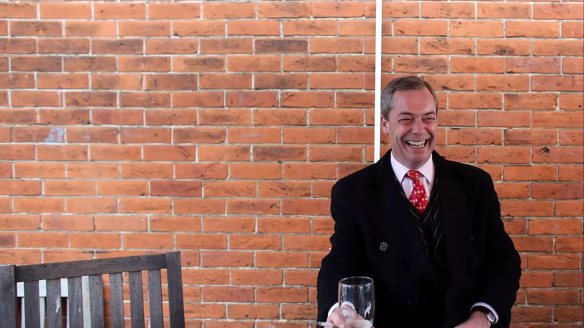 נייג'ל פראג' מנהיג מפלגת UKIP בפאב בהמפשייר פברואר 2013 נייג'ל פראג' מנהיג מפלגת UKIP בפאב בהמפשייר פברואר 2013