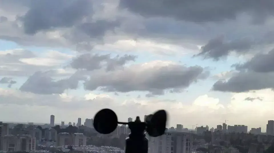 שמיים מעוננים בתל אביב שמיים מעוננים בתל אביב