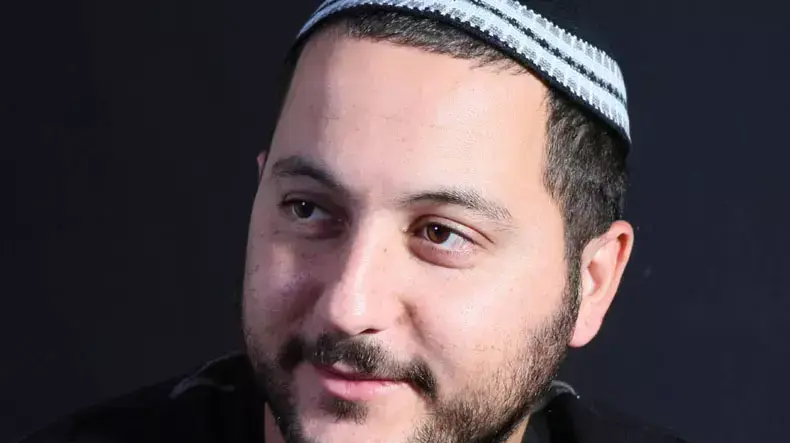 הזמר אבי בניון מתייחס לסערה סביב שירו של אחיו, עמיר בניון הזמר אבי בניון מתייחס לסערה סביב שירו של אחיו, עמיר בניון