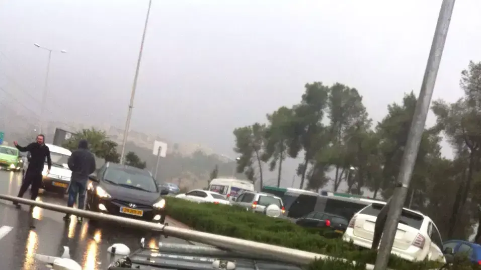 בכביש שדרות גולדה מאיר בירושלים, התנגש רכב בעמוד תאורה. בכביש שדרות גולדה מאיר בירושלים, התנגש רכב בעמוד תאורה.