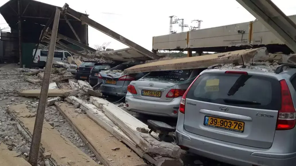 צוותי כיבוי וחילוץ ברחוב בו קרס קיר, הרצליה צוותי כיבוי וחילוץ ברחוב בו קרס קיר, הרצליה
