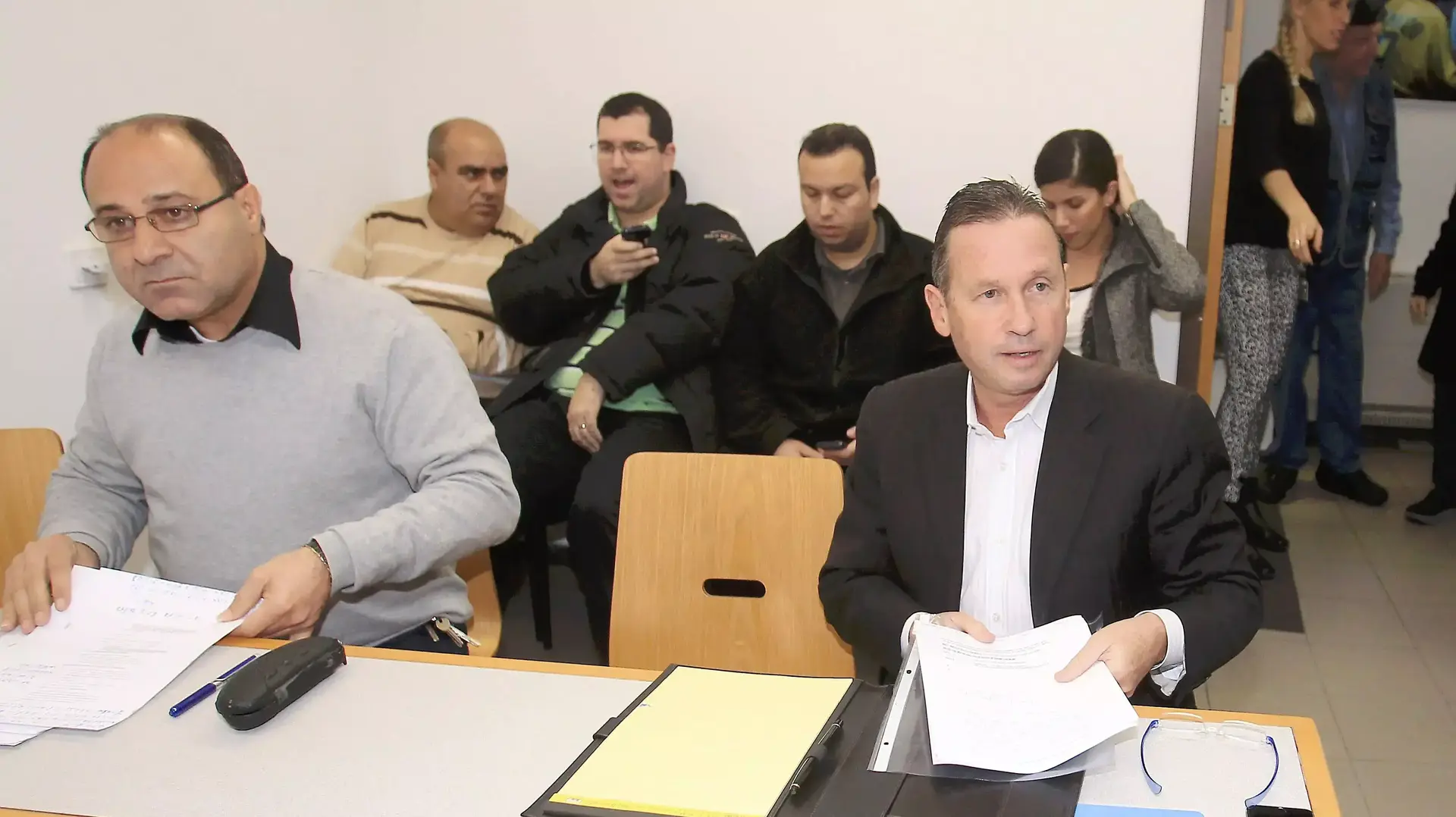נציג בית"ר ירושלים בבית הדין אבנר קופל עם יו"ר בני סכנין מוחמד אבו יונס נציג בית"ר ירושלים בבית הדין אבנר קופל עם יו"ר בני סכנין מוחמד אבו יונס