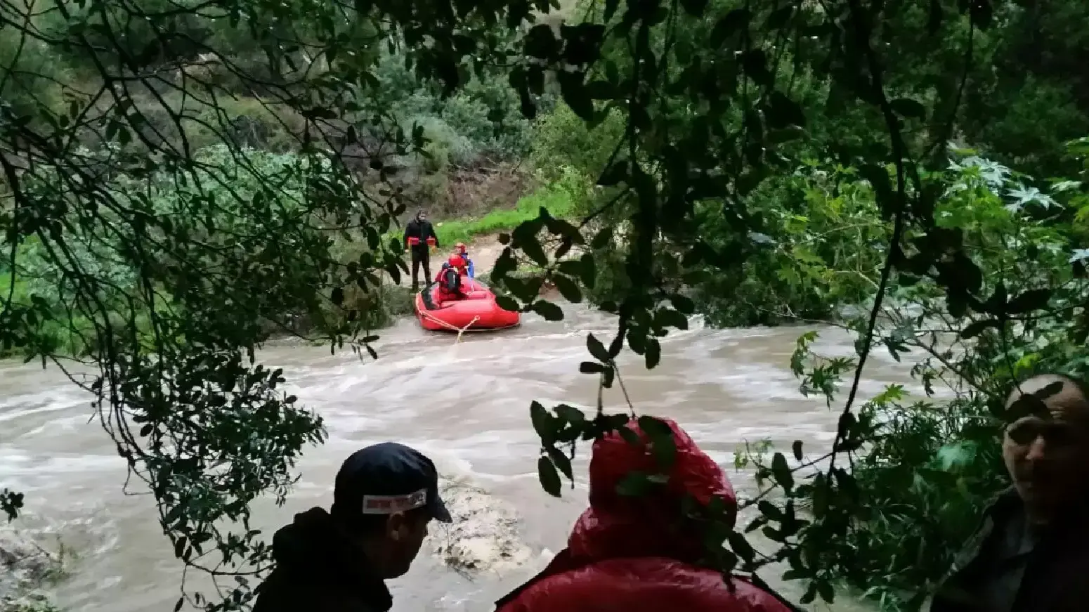 צעירים חולצו מנחל שורק צעירים חולצו מנחל שורק