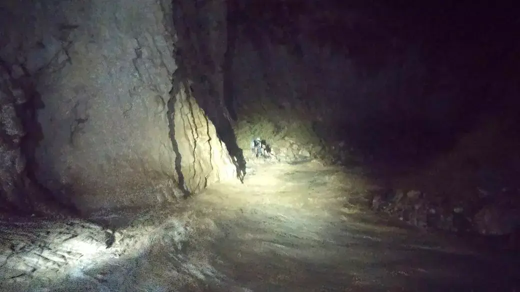 שני המטיילים במהלך פעולות החילוץ בשיטפון בנחל אוג, נובמבר 2014 שני המטיילים במהלך פעולות החילוץ בשיטפון בנחל אוג, נובמבר 2014