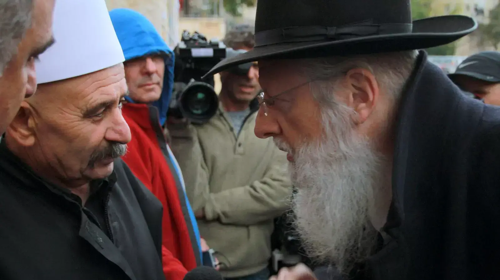 אלמנת השוטר הדרוזי זידאן סייף ומשפחות נרצחי הפיגוע בהר נוף נפגשו בירושלים, 27 בנובמבר 2014 אלמנת השוטר הדרוזי זידאן סייף ומשפחות נרצחי הפיגוע בהר נוף נפגשו בירושלים, 27 בנובמבר 2014