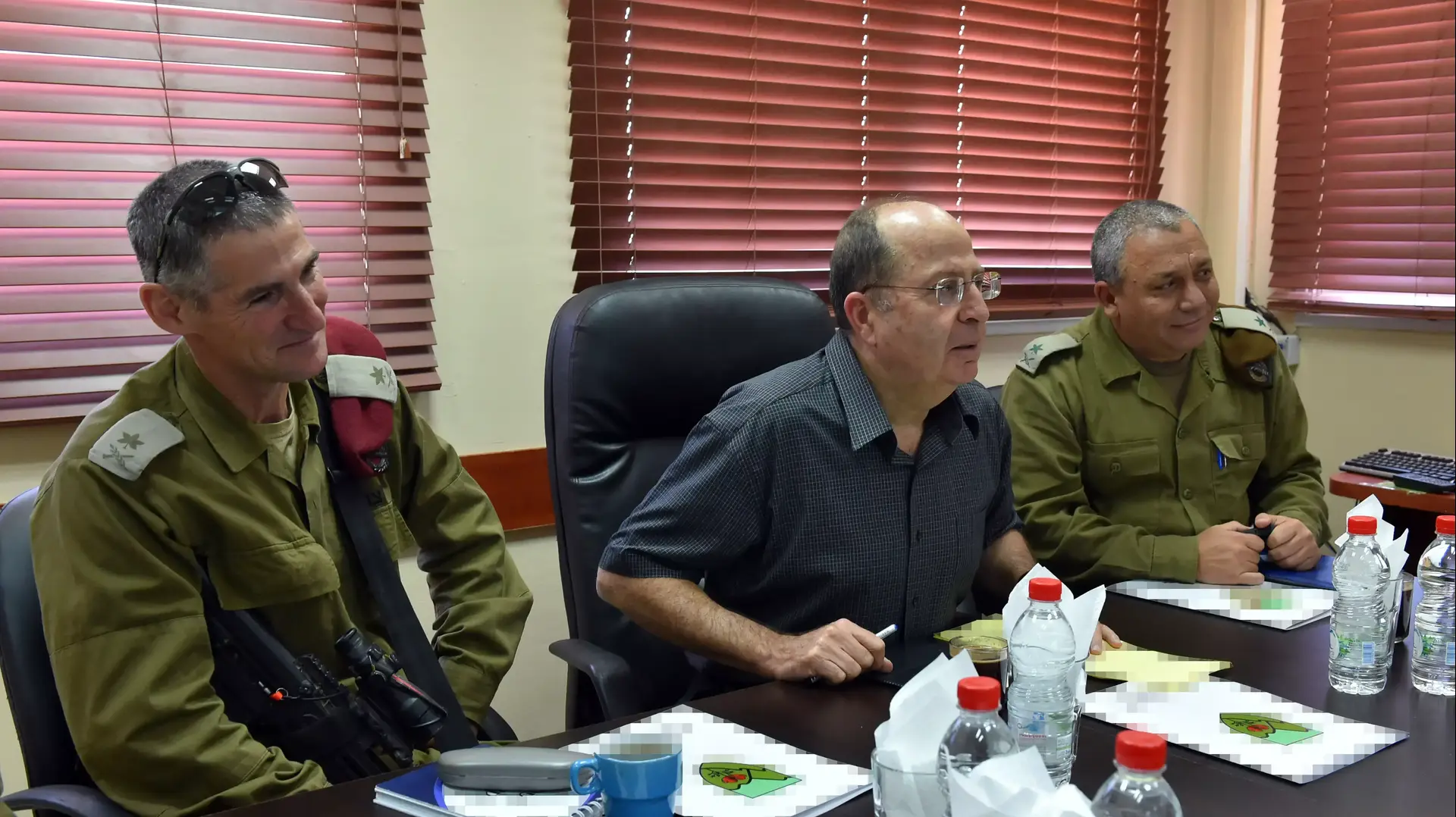 שר הביטחון משה יעלון עם הרמטכ"ל הבא גדי איזנקוט וסגן הרמטכ"ל הבא יאיר גולן שר הביטחון משה יעלון עם הרמטכ"ל הבא גדי איזנקוט וסגן הרמטכ"ל הבא יאיר גולן