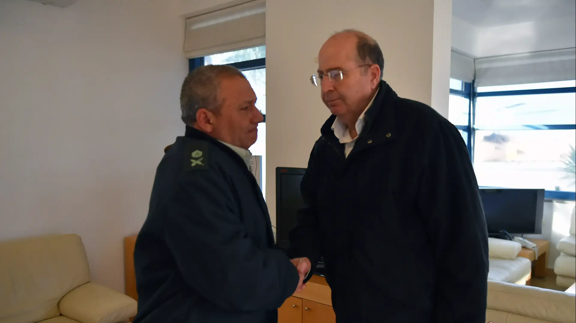שר הביטחון משה יעלון והרמטכ"ל הבא גדי איזנקוט שר הביטחון משה יעלון והרמטכ"ל הבא גדי איזנקוט