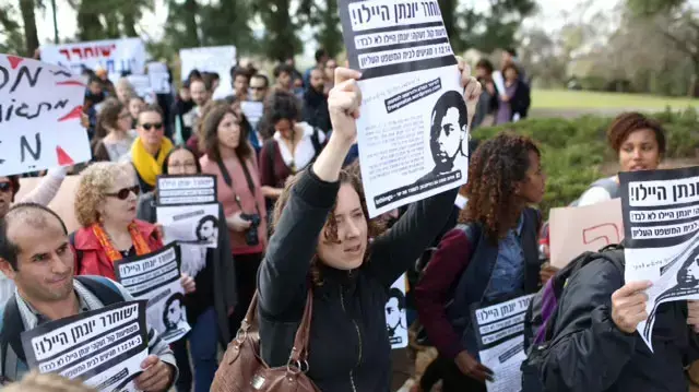 הפגנה מחוץ לבית המשפט העליון הדן בערעורו של יונתן היילו, נובמבר 2014 הפגנה מחוץ לבית המשפט העליון הדן בערעורו של יונתן היילו, נובמבר 2014