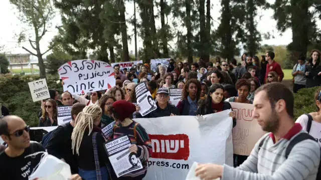 הפגנה מחוץ לבית המשפט העליון הדן בערעורו של יונתן היילו, נובמבר 2014 הפגנה מחוץ לבית המשפט העליון הדן בערעורו של יונתן היילו, נובמבר 2014