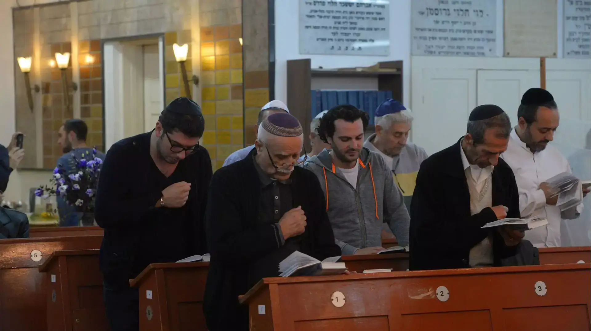 תפילה בבית הכנסת בית אל שאתמול הושחת, תל אביב תפילה בבית הכנסת בית אל שאתמול הושחת, תל אביב