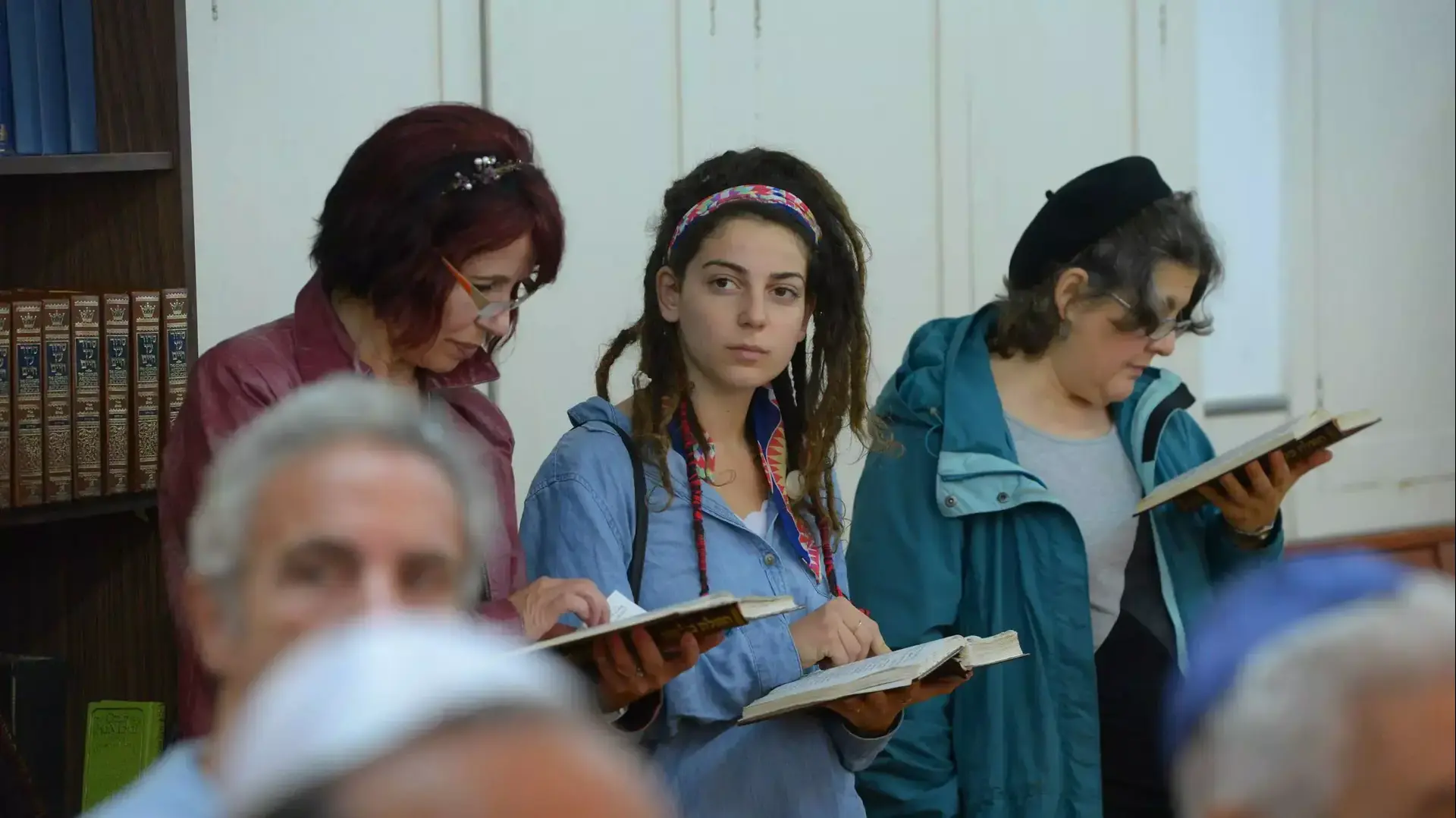 תפילה בבית הכנסת בית אל שאתמול הושחת, תל אביב תפילה בבית הכנסת בית אל שאתמול הושחת, תל אביב