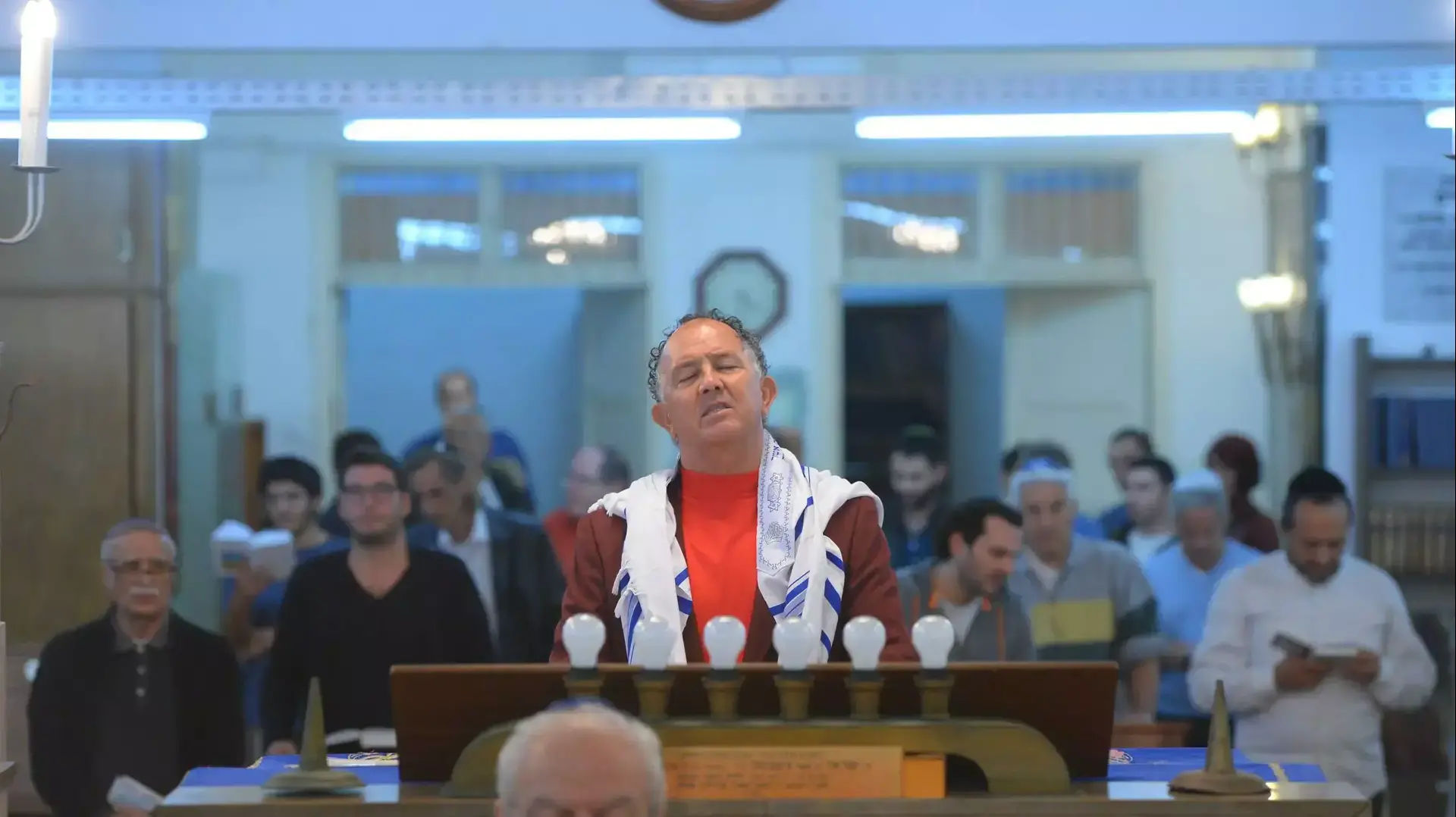 תפילה בבית הכנסת בית אל שאתמול הושחת, תל אביב