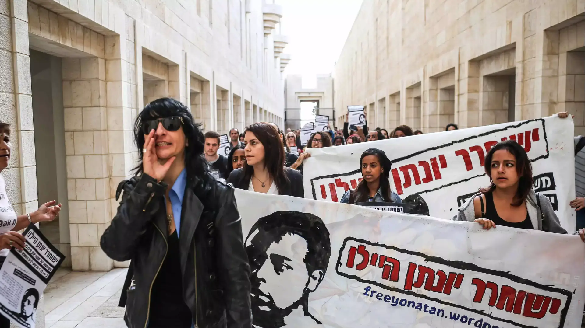 הפגנות תמיכה ביונתן היילו מחוץ לבית המשפט העליון הדן בערעורו הפגנות תמיכה ביונתן היילו מחוץ לבית המשפט העליון הדן בערעורו