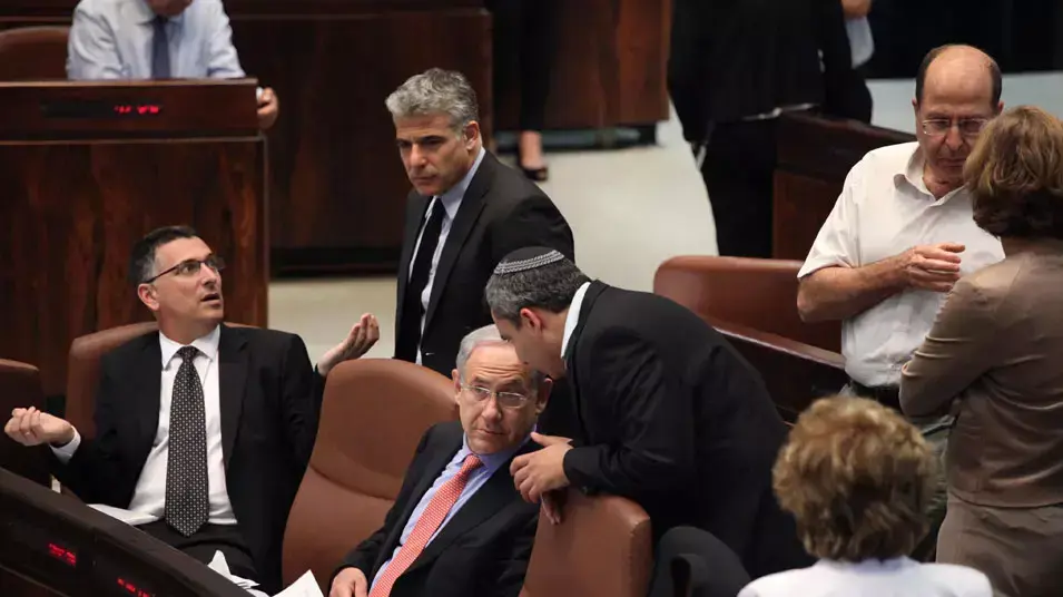משה (בוגי) יעלון, זאב אלקין, יאיר לפיד, בנימין נתניהו וגדעון סער במליאת הכנסת בדיון על חוק המשילות לייב