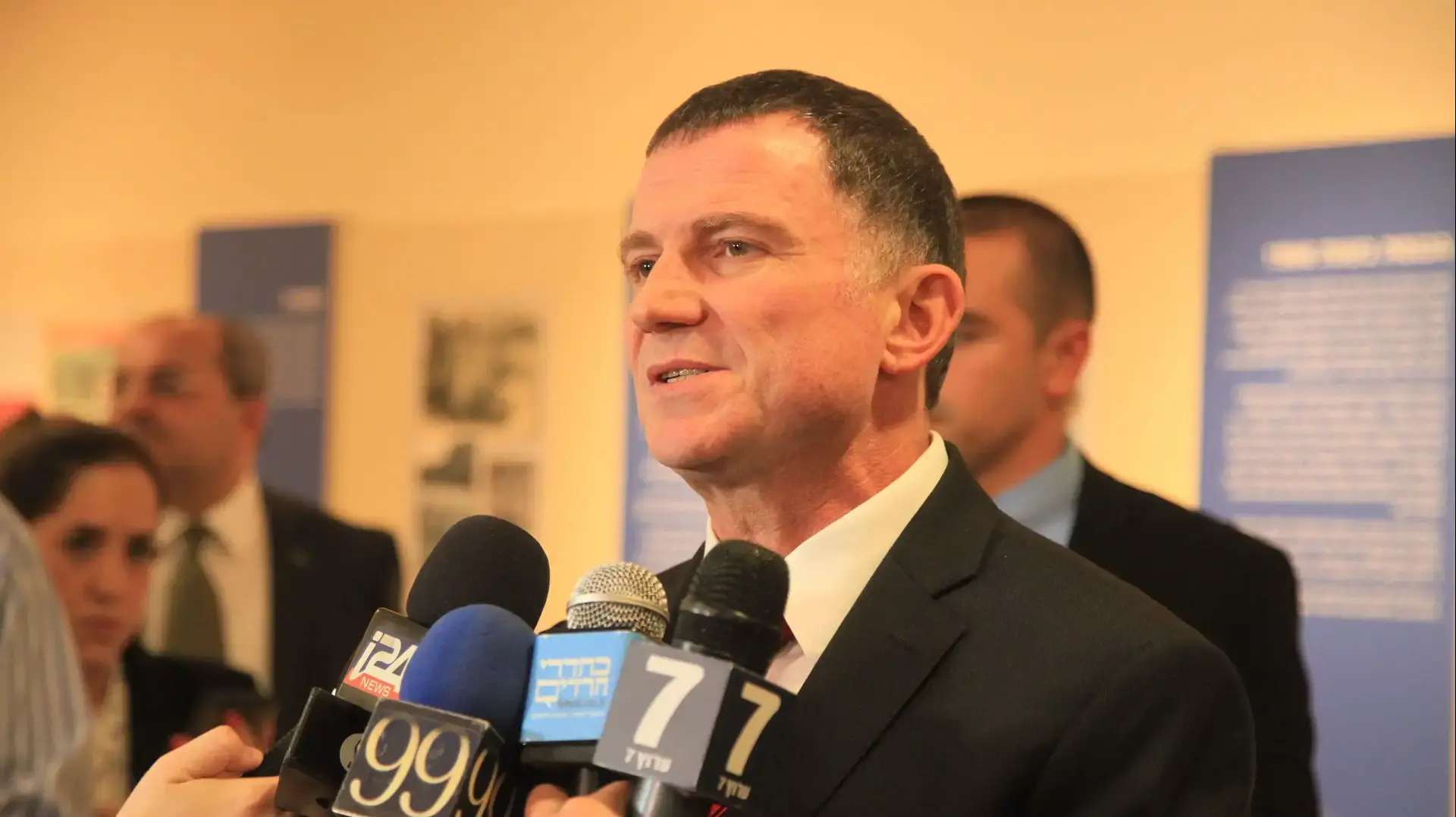 יו"ר הכנסת יולי אדלשטיין לאחר כינוס ראשי הסיעות, נובמבר 2014 יו"ר הכנסת יולי אדלשטיין לאחר כינוס ראשי הסיעות, נובמבר 2014